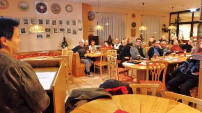 Bild: br
Die Monatsversammlung der Reservistenkameradschaft (RK) ist geprägt vom Vortrag zum Thema Zollfahndung. Zolloberamtsrätin Christine Seibert (links) legt dabei den Schwerpunkt auf die Bekämpfung der Rauschgiftkriminalität.