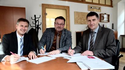 Bild: bö
Die zweite Ausbaustufe für schnelles Internet für 90 Haushalte in der Fläche ist vergeben. Im Hohenburger Rathaus unterzeichneten Bürgermeister Florian Junkes (Mitte) und Stefan Hanke (links) Telekom und Josef Markl (rechts) von Telekom das Vertragswerk für den Ausbau.