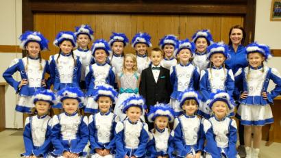 Bild: Stefanie Gradl
Die Gardemädchen mit ihrem Prinzenpaar Fay I. und Sebastian I. sowie Trainerin Jessy Mayerhofer (hinten rechts).