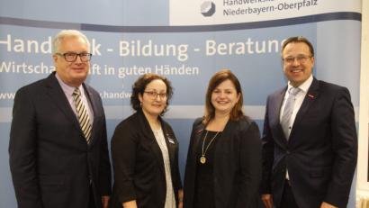 Bild: Hirsch
Die HWK-Vertreter Wolfgang Spöckner, Jasmin Kiefmann, Kathrin Zellner und Andreas Keller (von links) raten den Handwerksmeistern, jetzt in innovative Techniken zu investieren.