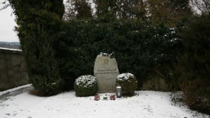 Bild: roh
Um diese Gedenkanlage, im Winter noch schmuckloser als im Sommer, am Eingang des Friedhofs sorgen sich die Soldaten- und Reservisten, weil Fahrzeuge beim Parken nicht genug Abstand halten.