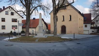 Bild: gi
Das ganze Jahr über kümmern sich die Mitglieder des Kriegervereins Burgtreswitz um die Sauberkeit des Kirchplatzes und des Kriegerdenkmals.