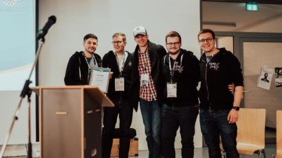 Bild: exb
Claas Krüger (Mitte), Vorstandsvorsitzender der Stiftung Round Table Deutschland, übergibt bei einem Treffen die Urkunde an die Amberg-Sulzbacher Gruppe mit (von links) Philipp Koch, Daniel Abraham, Claas Krüger, Philipp Vieracker und Dominik Lenz. 3000 Euro gibt es für den Bau eines Spielplatzes in Sulzbach-Rosenberg.