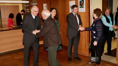 Bild: ads
Pfarrer Alois Berzl, die stellvertretende Pfarrgemeinderatssprecherin Carolin Fabry und Pfarrgemeinderatssprecher Markus Mußemann hatten beim Neujahrsempfang viele Hände zu schütteln, bis allen Gästen die persönlichen Neujahrswünsche ausgesprochen waren.