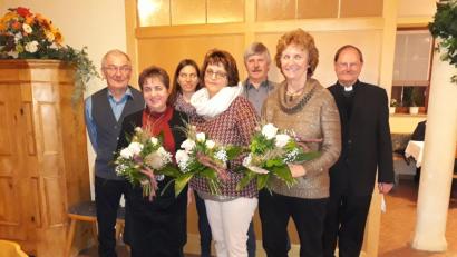 Bild: rpp
Chorleiter Albert Schraml ehrt Frieda Zeitler, Maria Schraml, Renate Wiesent, Hans Wopperer und Frieda Bär für ihren unermüdlichen Einsatz für den Kirchenchor Kastl (von links). Pfarrer Heribert Stretz (rechts) überbringt dazu die Glückwünsche der Pfarrgemeinde und des Bistums.