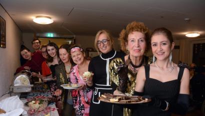 Bild: Gabi Schönberger
Es ist angerichtet: Die Auszubildenden zur Pflegefachkraft servieren ein Retro-Büfett und alte Musik, um die Bewohner des Heims St. Martin an die gute, alte Zeit zu erinnern.