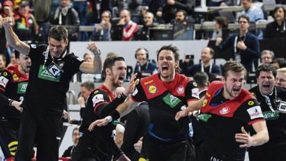 Bild: agentur_dpa
Nach dem vorzeitigen Einzug ins WM-Halbfinale kannte der Jubel bei den deutschen Handballern um Trainer Christian Prokop (links) keine Grenzen mehr.