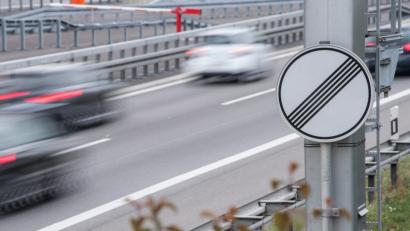 Bild: Sebastian Gollnow
Autos fahren auf der Autobahn A 81 auf einem Abschnitt ohne Geschwindigkeitsbegrenzung. Foto: Sebastian Gollnow/Illustration