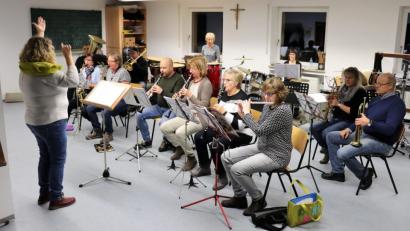 Bild: myd
Im Erwachsenenalter mit dem Erlernen eines Instruments beginnen und mit Gleichgesinnten von Anfang an in der Gruppe zusammenspielen – das wird in Hahnbach erfolgreich praktiziert.