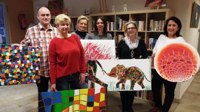 Bild: e
Bei der Ausstellung: von links Michael Kohl, Silke Jagusch, Mandy Benndorf, Manuela Kölbl, Beate Kraus und Bürgermeisterin Alexandra Sitter.