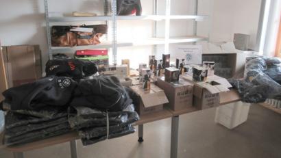 Bild: Polizei
Diese gefälschten Markenartikel fanden Beamte der Grenzpolizei Waidhaus bei einer Fahrzeugkontrolle am Montag.