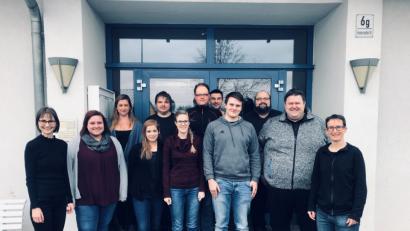 Bild: exb
Ein Großteil des aktuell 19 Leute zählenden Teams der Firma Bio-Variance mit Gründer und Geschäftsführer Dr. Josef Scheiber (Zweiter von rechts). Firmensitz ist nach wie vor das Gründerzentrum Waldsassen, in zwei großen Büros und zwei Hallen. Im Laufe des Jahres 2019 soll der Umzug in größere Räumlichkeiten in Tirschenreuth folgen.