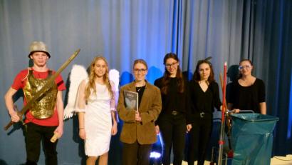Bild: rn
Mit dramaturgisch umgesetzter Dichtkunst gestalten Raphael Zellner, Patricia Schreml, Katharina Wolf, Rebecca Plößl, Christine Lachnitt und Julia Roth (von links) den Kleinkunstabend am Gymnasium.
