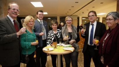 Bild: Hirsch
Landrat Thomas Ebeling (Dritter von links) und Regierungsvizepräsident Christoph Reichert (Zweiter von rechts) suchten beim Empfang des Landkreises das Gespräch mit den Vertretern der Senioren- und Wohlfahrtsverbände.