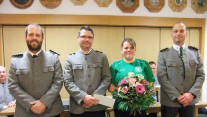 Bild: gm
Bei der Ehrung: Von links Der neue, designierte Schützenmeister Andreas Hammer, Max Koller mit Gattin Andrea und Christian Habinger als weiterhin der Zweitverantwortliche bei den Bergschpützen auch in Zukunft.