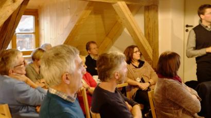 Bild: ohr
Die Katholische Landvolkbewegung der Pfarreiengemeinschaft Kemnath–Fuhrn–Schwarzach–Altfalter– Unterauerbach lud zum Jahrestreffen 2019 nach Mitterauerbach ins Dorfgemeinschaftshaus „Äiherlhof“ ein. KLB- Kreisseelsorger Michael Hoch (stehend) thematisierte „Kirche im 21.Jahrhundert: Wie es bei uns weitergehen könnte“.