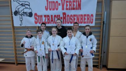 Bild: shu
Die erfolgreichen Athleten des Judo-Vereins mit ihrem Betreuer Sebastian Eisner.