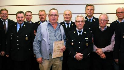 Bild: gf
Ehrungen für langjährige Mitgliedschaft und 40 Jahre aktive Dienstzeit stehen bei der Karmensöldener Feuerwehr auf der Tagesordnung (von links): Raimund Roth, Oberbürgermeister Michael Cerny, Karl Diepold, stellvertretender Kommandant Stefan Hanauer, Stadtbrandrat Bernhard Strobl, Karl Bauchinger, Alfons Erras, Walter Graml, Manfred Rath, Alois Auer, Gerhard Bernklau und Kommandant Herbert Rath.