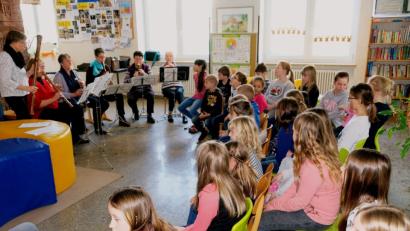 Bild: do
Mit einem kleinen Konzert in der Pausenhalle der Volksschule am Rauhen Kulm bereichert die „Flötengruppe Lober“ den Schulalltag und Musikunterricht der Viertklässler.