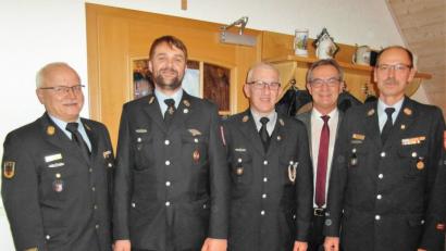 Bild: hl
Kreisbrandinspektor Otto Braunreuther (links), Vorsitzender und Kreisbrandmeister Alois Schindler sowie Bürgermeister Werner Nickl gratulieren Kommandant Richard Prieschenk sowie seinem Stellvertreter Christian Busch (von rechts) zur Wiederwahl.