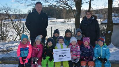 Bild: jr
Die Kinder spielten gerade im Schnee, als CSU-Ortsvorsitzender und zweiter Bürgermeister Josef Hollmann den Erlös der diesjährigen Christbaumabholaktion an Kinderhausleiterin Michaela Kopp überreichte. Mit der 380-Euro-Spende soll der Garten des Kinderhauses auf Vordermann gebracht.