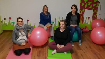 Bild: jzk
Andrea Kick (hinten links) leitet den Kurs „Singen und Tönen vor der Geburt“, den es erstmals im Familienzentrum Mittendrin gibt.