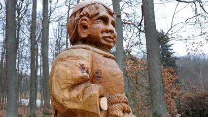 Bild: Stephan Huber
Eine unbekannte Person hat dem Mönch aus Eichenholz den Bierkrug und die Hand gleich mit abgeschlagen.