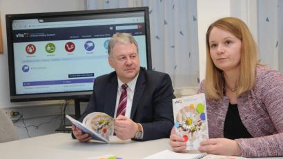 Bild: ge
Julia Wolfsteiner präsentiert das neue VHS-Programm, und der Landrat blickt zufrieden: Die neue Schulleiterin ist die Wunschkandidatin von Richard Reisinger und Manfred Lehner.