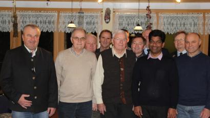 Bild: ral
Erhard Meier (vorne, Mitte) freut sich über die vielen Gratulanten.