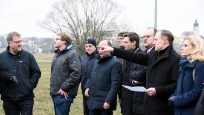 Bild: bgm
Nächstes Jahr könnte der Spatenstich stattfinden - zusammen mit den CSU Kreisräten besichtigen Bürgermeisterkandidat Richard Kammerer, Landrat Andreas Meier und Kreistagsfraktionschef Dr. Stephan Oetzinger (Zweiter bis Vierter von rechts) den geplanten Trassenverlauf der Ortsumgehung Mantel.