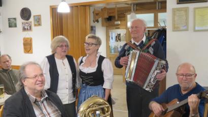 Bild: jzk
Herbert Diesner und Rudolf Fink bewähren sich als Begleiter für die beiden Kemnather Sängerinnen Sieglinde Wick und Monika Fink (von rechts).
