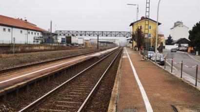 Bild: Thomas Dobler
Auslöser für die Debatte im Marktrat war dieser 1902 errichtete, eiserne Steg über die Gleise, der die Bahnhofstraße (rechts) und die Nürnberger Straße verbindet. Er muss entweder um 1,40 Meter höher werden – oder er wird weggerissen. Die Räte sind sich noch nicht einig.