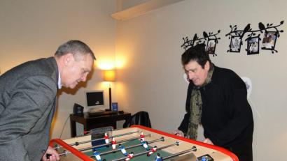 Bild: esa
Die deutsch-französische Freundschaft zwischen Kurt Seggewiß (links), Oberbürgermeister von Weiden, und Alain Lévy hält auch eine Kickerpartie aus.