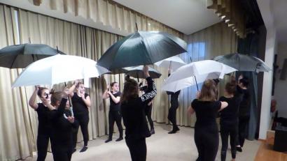Bild: mng
Die Schülerinnen der fünften bis neunten Jahrgangsstufe führten fetzige Tänze unter dem Motto "Regen und Engel" vor. Die Show, bei der das Requisit Regenschirm im MIttelpunkt stand, hatte Eva-Maria Ficker mit ihnen einstudiert.