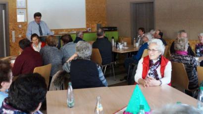 Bild: weu
Beim ersten Ü-50-Café im neuen Jahr lasen Wilfried Neuber (stehend) und Peter Fugmann lustige Texte und Geschichten.