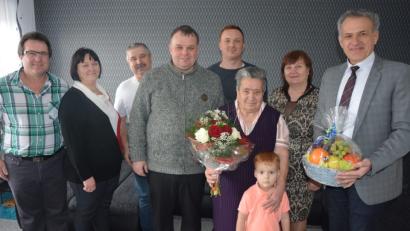 Bild: jr
Die Jubilarin Rosa Kaiser (Dritte von rechts) mit ihren Gratulanten: (von links) Sohn Waldemar mit Gattin Larissa, Besuch aus Russland Nikolai Wolkov, Kaplan Dr. Matthias Nowotny, Enkel Michael, die Jubilarin, Urenkel Simon, Paulina Wolkov und Bürgermeister Roland Grillmeier.