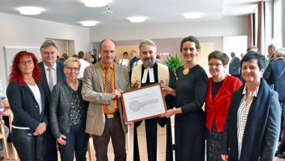 Bild: hai
Über die Fertigstellung der Tagespflege freuen sich Carola Pfau (Kassiererin des Diakonievereins), Bürgermeister Manfred Porsch, Schulleiterin Hedwig Forster, Projektleiter Harald Kettel, Pfarrer Dirk Grafe, Architektin Simone Walter, Landtagsabgeordnete Gudrun Brendel-Fischer sowie die Leiterin der Tagespflege, Maria Reiß (von links).
