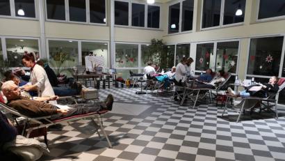Bild: mde
Zwölf Spenderliegen stehen im Atrium der Kemnather Mittelschule. Mitarbeiter des Blutspendedienstes zapfen den Spendern jeweils einen halben Liter Blut ab.