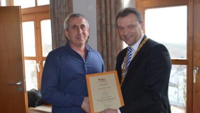 Bild: fz
Bürgermeister Anton Kappl überreicht Alfred Kick (von rechts) die Urkunde zum Dienstjubiläum