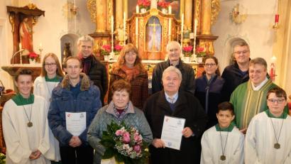 Bild: do
Nach 36 Jahren als Kirchenpfleger wird Hans Bayerl (vorne, Mitte) von Pfarrer Adrian Kugler (Zweiter von rechts) verabschiedet. Zugleich legt Bayerls Ehefrau Christine (mit Blumen) nach langjähriger Tätigkeit die Rechnungsführung der Kirchenverwaltung nieder. Als Mesnerin bleibt sie aber der Pfarrei erhalten. Dank gilt auch Werner Groher (Dritter von links), der dem Gremium ebenfalls nicht mehr angehört. Gleichzeitig begrüßt Kugler die neuen Mitglieder der Kirchenverwaltung, darunter Erich Biersack, Magdalena Lautner und der neue Kirchenpfleger Robert Biersack (hinten, von rechts), sowie Gertraud Hofmann und Eduard Stopfer als Vertreter des Pfarrgemeinderats.
