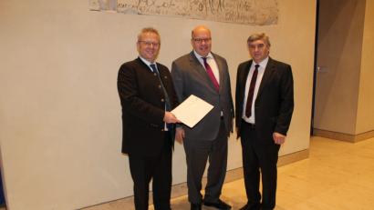 Bild: exb/Büro Holmeier
Bundestagsabgeordneter Karl Holmeier (rechts) und Oberbürgermeister Andreas
Feller (links) übergaben ein Schreiben an Bundeswirtschaftsminister Peter Altmaier, um ihre Forderung für die Erdverkabelung des „Ostbayernrings“ im Raum Schwandorf zu bekräftigen
