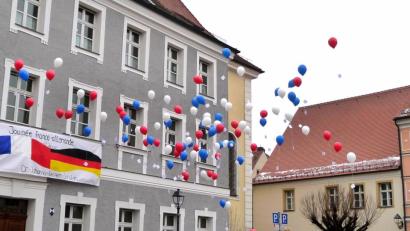 Bild: Stephan Huber
99 Luftballons steigen in den Himmel. Als Zeichen der Freundschaft mit Frankreich.
