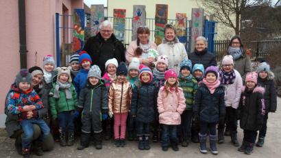 Bild: sön
Gerlinde Hafenbradl und Rita Brem-Wittmann von der Ensdorfer Siedlergemeinschaft überreichten 300 Euro an Kindergartenleiterin Doris Bruckner. Pfarrer Gottfried Schubach (hinten) freuten sich gemeinsam mit den Kindern und den Kinderpflegerinnen Heidi Rauscher-Berndt (hinten rechts) und Bianca Hammer (kniend links) darüber.