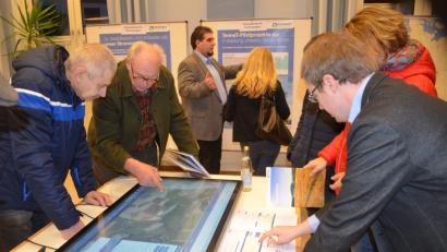 Bild: fz
Auf Flachbildmonitoren gibt es Infos von Tennet über die feststehende Trasse und ebenso wie man in das Planungsportal kommt um seine Hinweise zum Kabelverlauf einzubringen