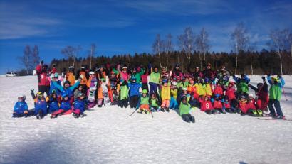 Bild: mab
So macht der Winter Spaß. Der Skiclub Schwarzenfeld beim Kurstag am Fahrenberg.