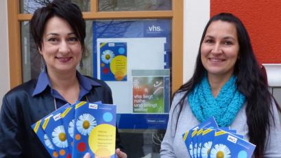 Bild: Völkl
Geschäftsführerin Martina Grim (rechts) und ihre Stellvertreterin Tanja Ficht stellen das neue VHS-Programm vor.