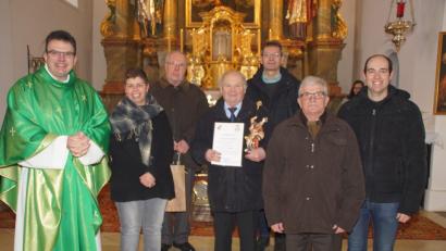 Bild: mmj
Pfarrer Wolfgang Dietz beim Sonntag-Gottesdienst mit den ausscheidenden Kirchenverwaltungsmitgliedern Wilfried Paa und Hans Wirnshofer (Dritter und Vierter von links). Dem künftigen Gremium gehören Eva Prögler, sowie Sebastian Betz und Linus Scharl (von rechts) an. Kirchenrechner ist Fritz Bock jun. (Dritter von rechts). Nicht im Bild Harald Saßl (ausgeschieden) und Manfred Dirscherl (neu).