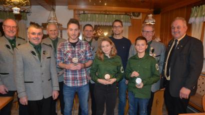 Bild: jr
Die Vereinsmeister ehrte der Schützenverein „Lindenzweig“ Großensees bei der Jahresversammlung. Unser Bild zeigt (von links) Schützenmeister Erich Völkl, Vorsitzender Helmut Kipferl, Hans Haberkorn, Thomas Wölfl, Robert Haberkorn, Nele Haberkorn, Bernhard Voith, Fabian Ockl, Sebastian Zeitler und Bürgermeister Johann Burger