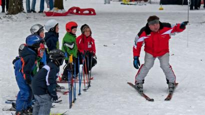 Archivbild: exb
Die Übungsleiter des Turnvereins Waldsassen starten am Wochenende wieder mit den Ski- und Snowboardkursen. Zum Auftakt treffen sich die Teilnehmer allerdings bei der unteren Skihütte am großen Skihang. Später, falls es noch schneien sollte, werden die Kurse dann wieder am Übungshang (Bild) bei der oberen Hütte gehalten.