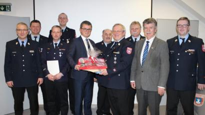 Bild: pko
Georg Schmid (Vierte von rechts.) wurde für 50 Jahre aktiven Dienst bei der Feuerwehr Neunburg geehrt.